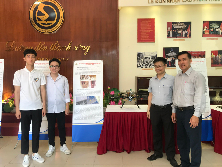 Giảng viên và sinh viên bên công trình đạt giải nhất nghiên cứu khoa học cấp trường Giảng viên và sinh viên bên công trình đạt giải nhất nghiên cứu khoa học cấp trường