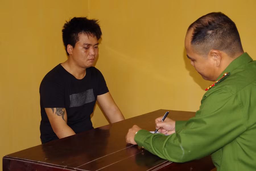 Vũ Văn Đạt tại cơ quan chức năng. Ảnh: Công an cung cấp.