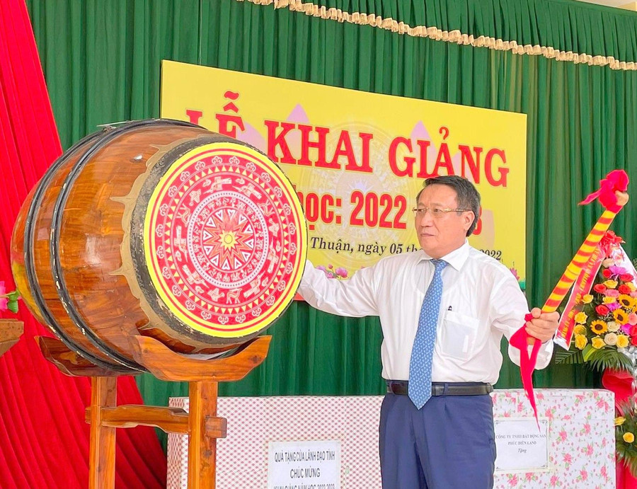 Tại Trường Tiểu học Thuận (huyện Hướng Hóa), ông Hà Sỹ Đồng - Phó Chủ tịch Thường trực UBND tỉnh Quảng Trị đã tham dự và đánh trống khai giảng năm học 2022-2023. Tại Trường Tiểu học Thuận (huyện Hướng Hóa), ông Hà Sỹ Đồng - Phó Chủ tịch Thường trực UBND tỉnh Quảng Trị đã tham dự và đánh trống khai giảng năm học 2022-2023.