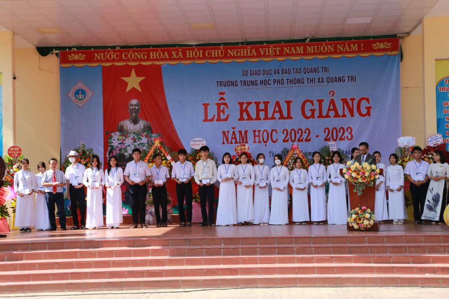 Trao học bổng cho các em học sinh đạt thành tích cao. Trao học bổng cho các em học sinh đạt thành tích cao.