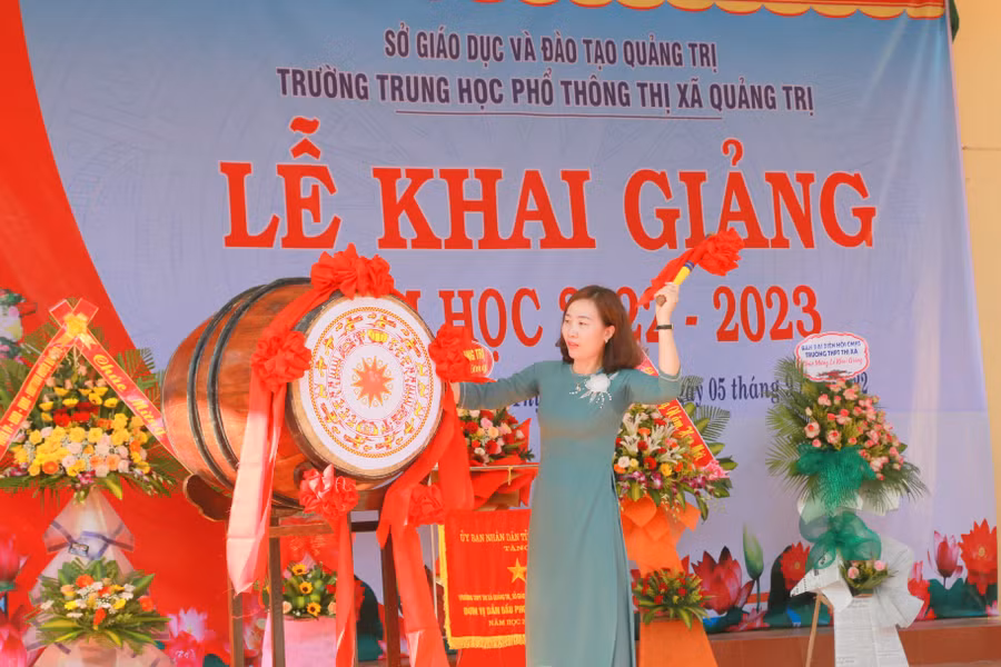 Cô giáo Phan Thiên Nga – Hiệu trưởng Trường THPT thị xã Quảng Trị đánh trống khai trường.
