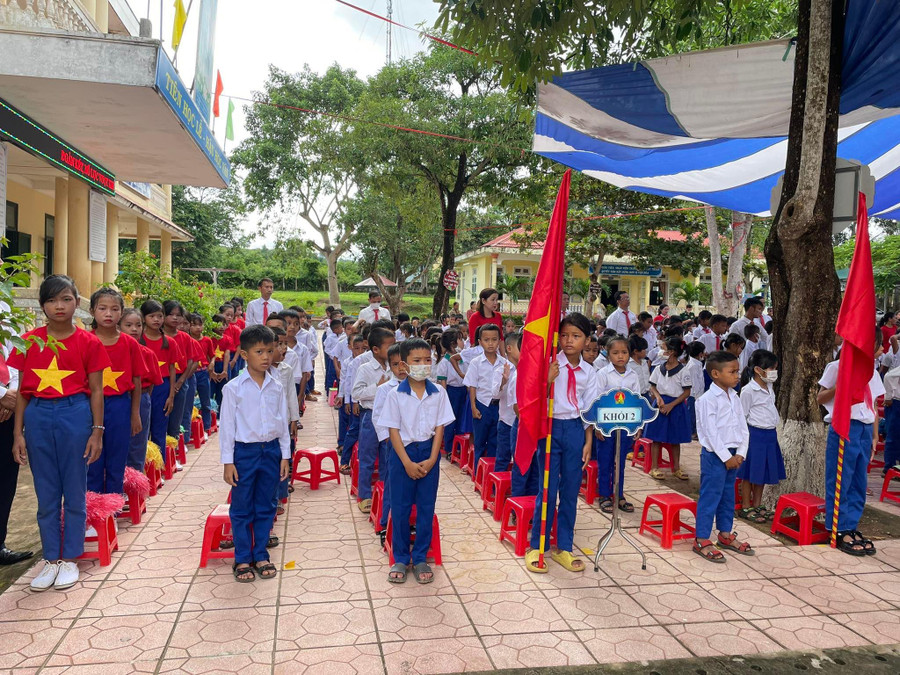 Các em học sinh bày tỏ sự háo hức, thể hiện qua những khuôn mặt, ánh mắt vui tươi. Các em học sinh bày tỏ sự háo hức, thể hiện qua những khuôn mặt, ánh mắt vui tươi.