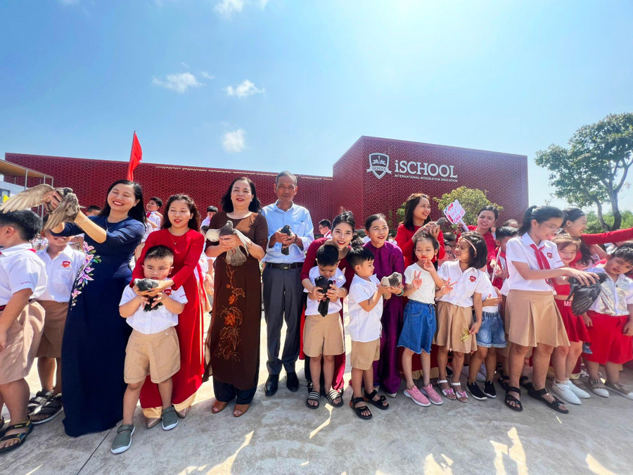 Cán bộ, giáo viên và học sinh của trường thả 50 con chim bồ câu lên không trung. Cán bộ, giáo viên và học sinh của trường thả 50 con chim bồ câu lên không trung.