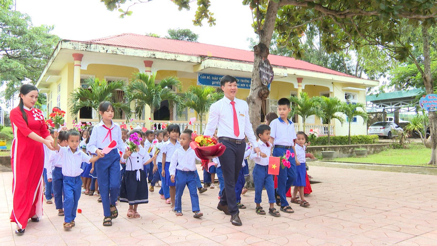 Năm học này Trường Tiểu học Thuận có gần 500 học sinh. Nhà trường cũng đón 97 học sinh lớp 1. Năm học này Trường Tiểu học Thuận có gần 500 học sinh. Nhà trường cũng đón 97 học sinh lớp 1.