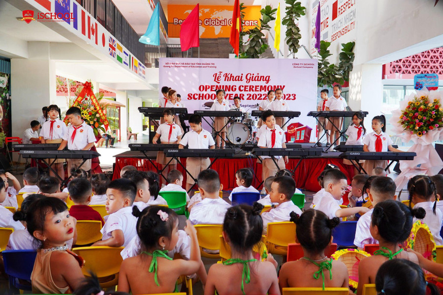 Học sinh thưởng thức các tiết mục văn nghệ, hòa tấu. Học sinh thưởng thức các tiết mục văn nghệ, hòa tấu.