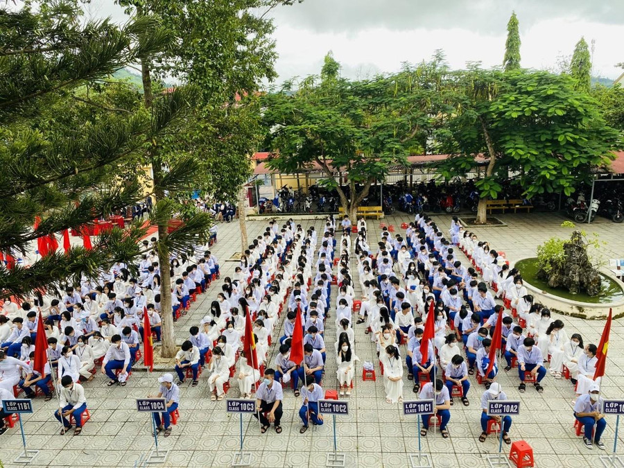 Chuẩn bị khai giảng năm học mới, ngành giáo dục Hướng Hóa đã chỉ đạo các giáo viên về tận thôn bản vận động phụ huynh, để đưa con em đến trường. Chuẩn bị khai giảng năm học mới, ngành giáo dục Hướng Hóa đã chỉ đạo các giáo viên về tận thôn bản vận động phụ huynh, để đưa con em đến trường.