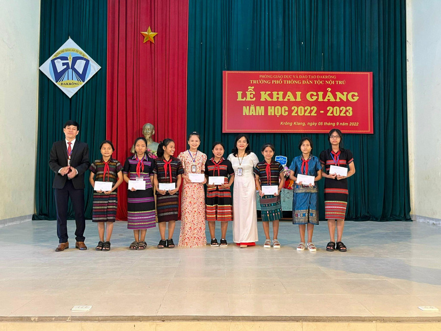 Học sinh tại Trường Phổ thông DTNT huyện Đakrông nhận học bổng nhân ngày khai giảng. Học sinh tại Trường Phổ thông DTNT huyện Đakrông nhận học bổng nhân ngày khai giảng.