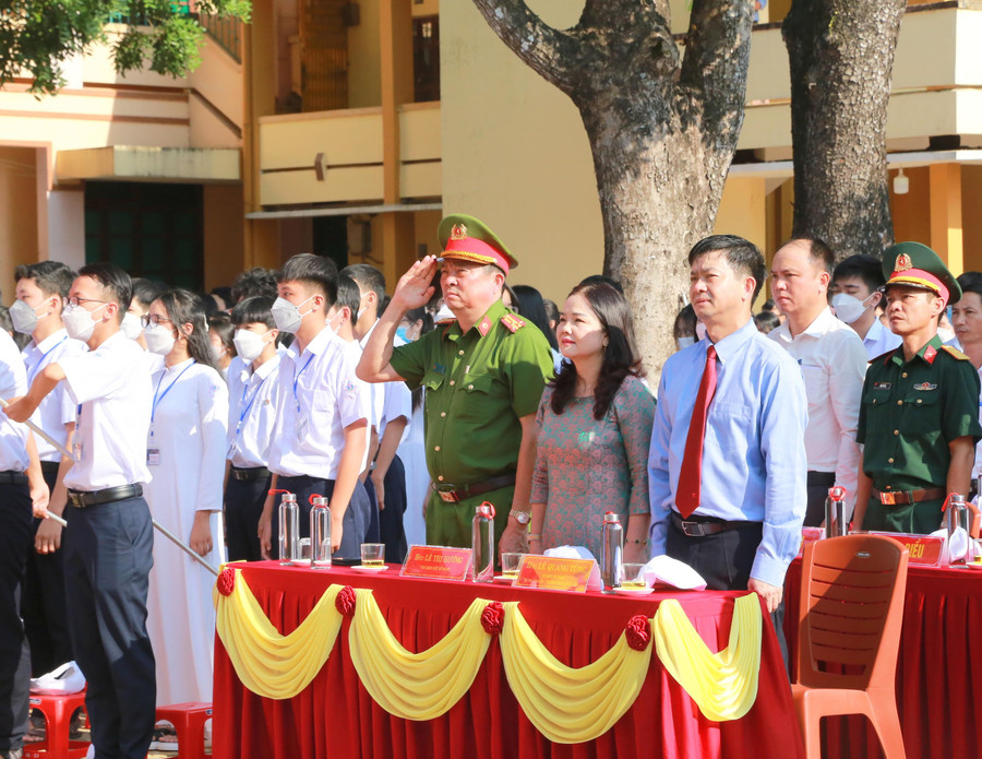 Bí thư Tỉnh ủy Quảng Trị - ông Lê Quang Tùng và Giám đốc Sở GD&ĐT Lê Thị Hương tham dự lễ khai giảng. Bí thư Tỉnh ủy Quảng Trị - ông Lê Quang Tùng và Giám đốc Sở GD&ĐT Lê Thị Hương tham dự lễ khai giảng.