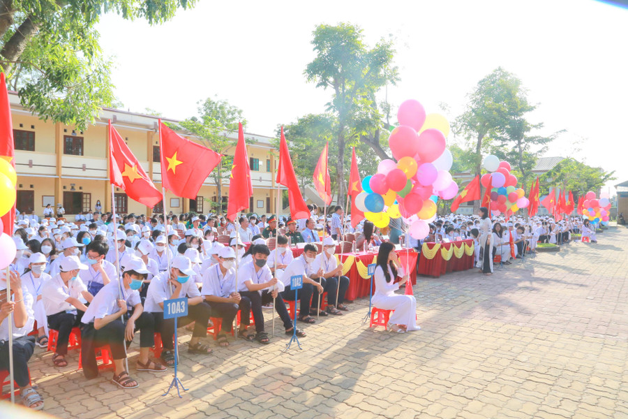 Trường THPT thị xã Quảng Trị có gần 1.300 em học sinh của 3 huyện, thị xã: huyện Triệu Phong, thị xã Quảng Trị, huyện Hải Lăng. Trường THPT thị xã Quảng Trị có gần 1.300 em học sinh của 3 huyện, thị xã: huyện Triệu Phong, thị xã Quảng Trị, huyện Hải Lăng.