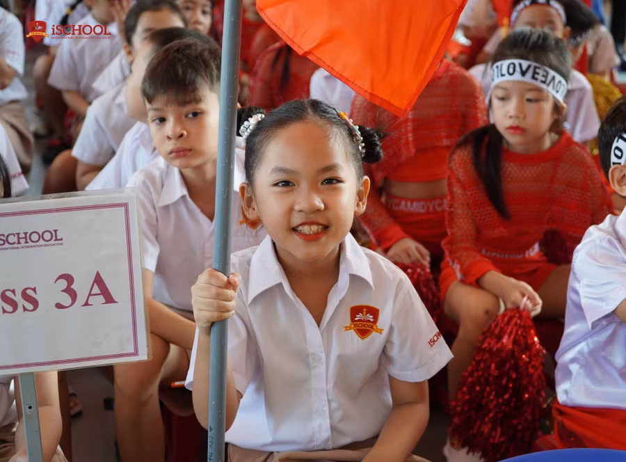 Nét mặt tươi vui của học sinh trong ngày khai giảng.