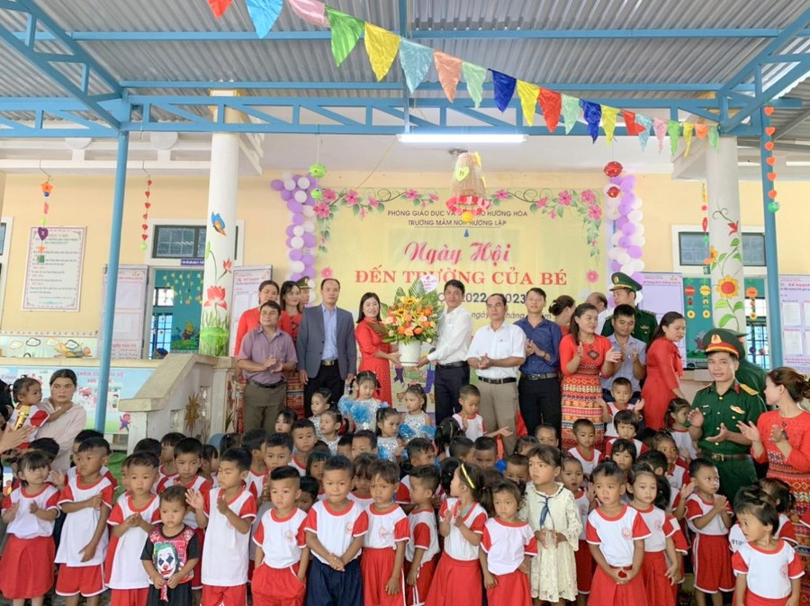 Toàn huyện miền núi Hướng Hóa có gần 27 nghìn học sinh với 2.000 cán bộ giáo viên và nhân viên hợp đồng. Toàn huyện miền núi Hướng Hóa có gần 27 nghìn học sinh với 2.000 cán bộ giáo viên và nhân viên hợp đồng.