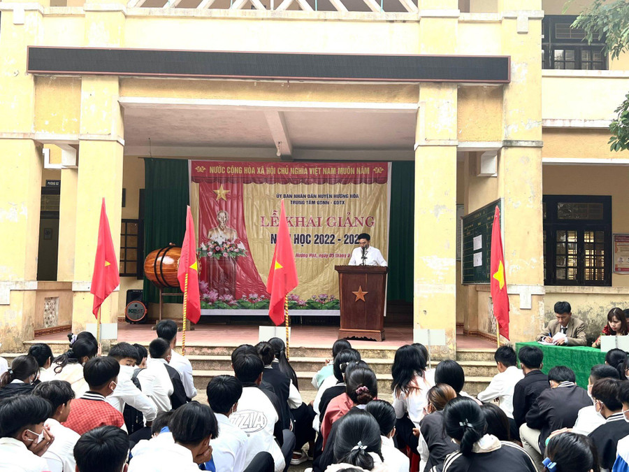 Học sinh tại Trung tâm GDTX huyện Hướng Hóa tham gia lễ khai giảng. Học sinh tại Trung tâm GDTX huyện Hướng Hóa tham gia lễ khai giảng.