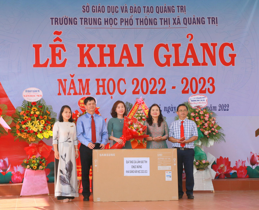 Lãnh đạo tỉnh Quảng Trị tặng quà cho nhà trường. Lãnh đạo tỉnh Quảng Trị tặng quà cho nhà trường.