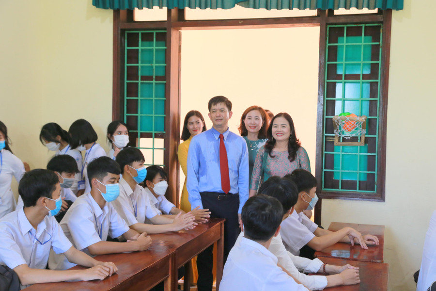 Bí thư Tỉnh ủy trò chuyện với các em học sinh. Bí thư Tỉnh ủy trò chuyện với các em học sinh.