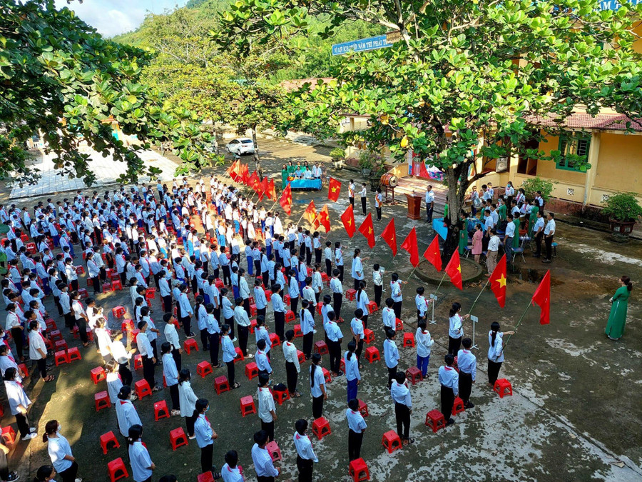 Tại huyện Đakrông, lễ khai giảng cũng được tổ chức ngắn gọn nhưng không kém sự vui tươi, phấn khởi. Tại huyện Đakrông, lễ khai giảng cũng được tổ chức ngắn gọn nhưng không kém sự vui tươi, phấn khởi.
