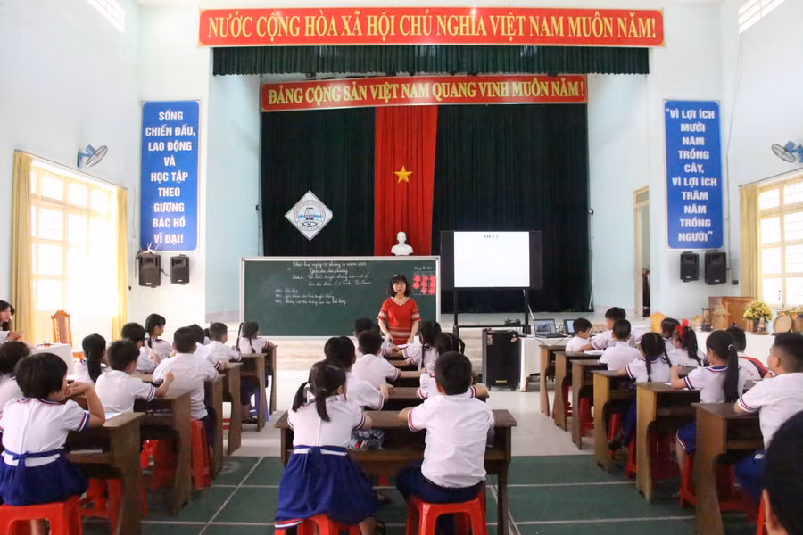 Các em học sinh trường Tiểu học THSP Ngụy Như Kon Tum học thực nghiệm tài liệu GDĐP lớp 2.