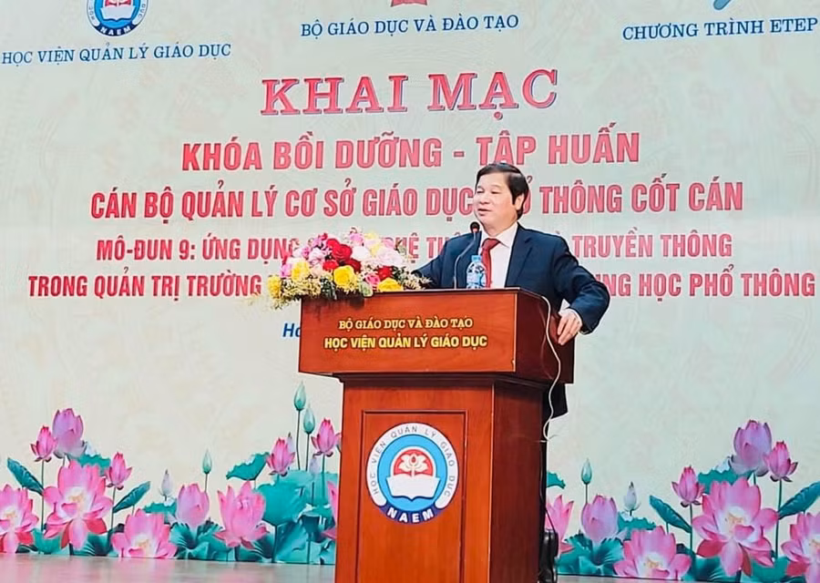 GS.TS Phạm Quang Trung – Giám đốc Học viện Quản lý Giáo dục phát biểu khai mạc khoá tập huấn, bồi dưỡng mô - đun 9 cho đội ngũ cán bộ quản lý cơ sở giáo dục phổ thông cốt cán khu vực phía Nam.