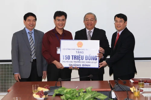 Hội đồng Chức danh Giáo sư Nhà nước trao tiền quyên góp ủng hộ tỉnh Quảng Bình, Hà Tĩnh
