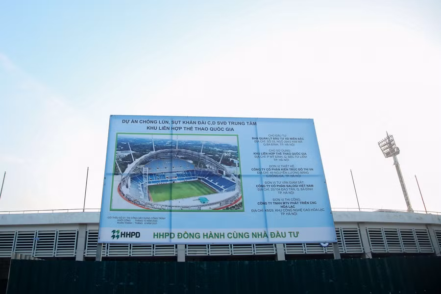 Sân có sức chứa 40.192 chỗ ngồi với 4 khán đài. Khán đài A, B gồm hai tầng, cao 25,8 m. Khán đài C, D có một tầng, cao 8,4 m.