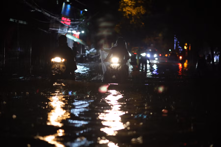 Nước ngập sâu làm nhiều phương tiện chết máy.