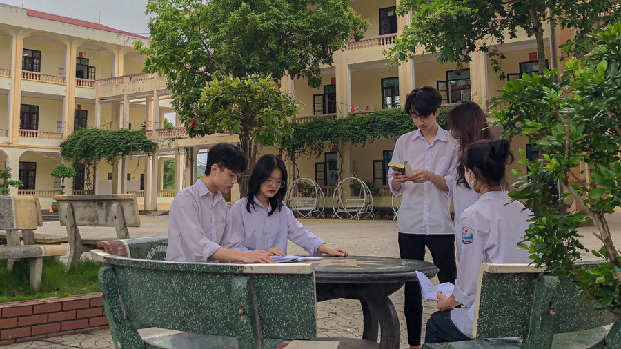 Học sinh đọc sách trong giờ ra chơi.