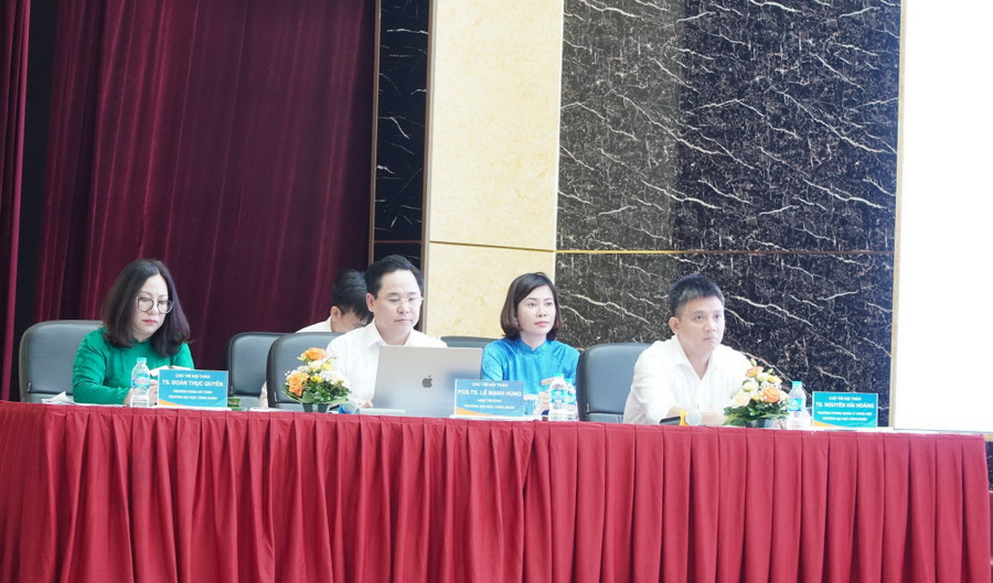 Đoàn chủ tọa điều hành hội thảo. Đoàn chủ tọa điều hành hội thảo.