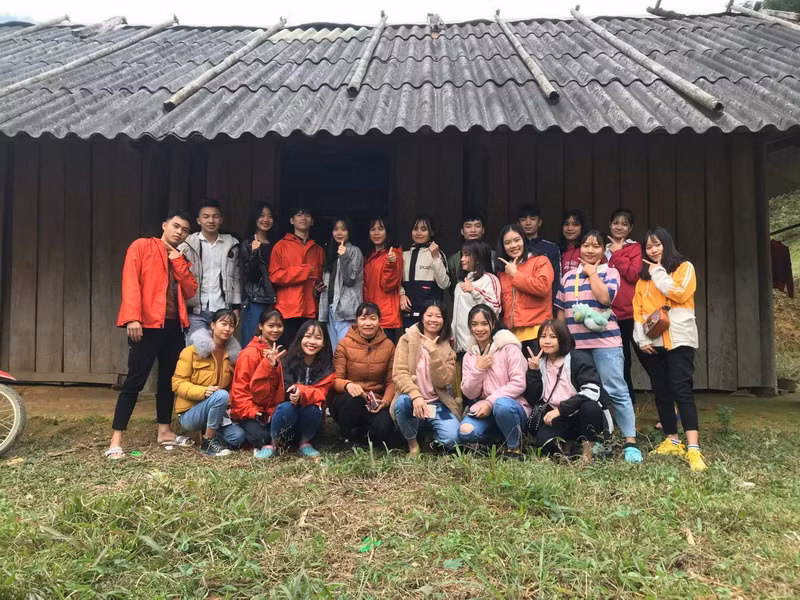 Cô Ma Thị Đơn cùng tập thể học sinh lớp 12C1, Trường THPT Lâm Bình đến thăm gia đình bạn Lý Thị Minh ở xã Phúc Yên