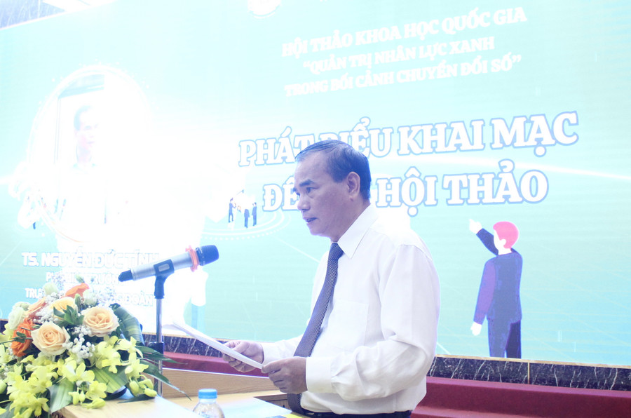 TS Nguyễn Đức Tĩnh – Phó Hiệu trưởng Trường ĐH Công đoàn phát biểu tại hội thảo.