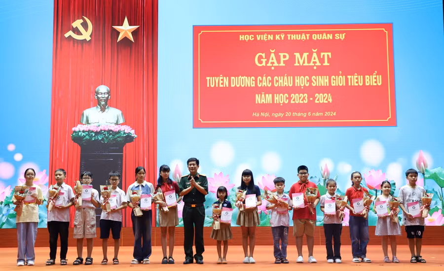 Thượng tá Đỗ NGọc Thanh Phó Chủ nhiệm Chính trị Học viện trao quà cho các cháu.