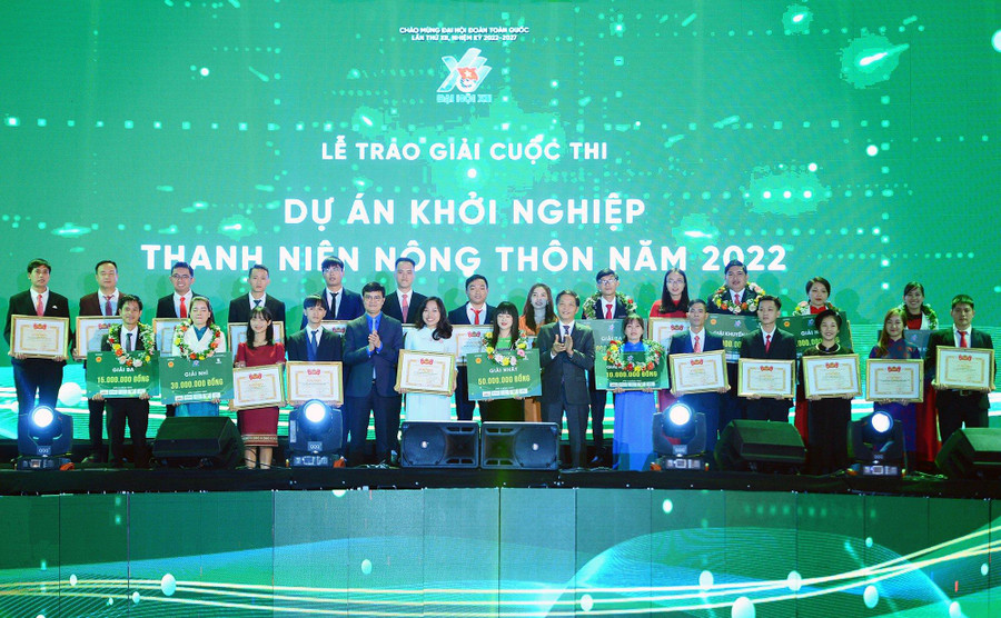 Tối 4/11, Trung ương Đoàn phối hợp với Tỉnh ủy, Ủy ban Nhân dân tỉnh Lâm Đồng, Tổng công ty Cổ phần Bia rượu nước giải khát Sài Gòn (SABECO) tổ chức Lễ trao Giải thưởng Lương Định Của lần thứ XVII và trao giải cuộc thi &apos;Dự án khởi nghiệp thanh niên nông thôn&apos; năm 2022.