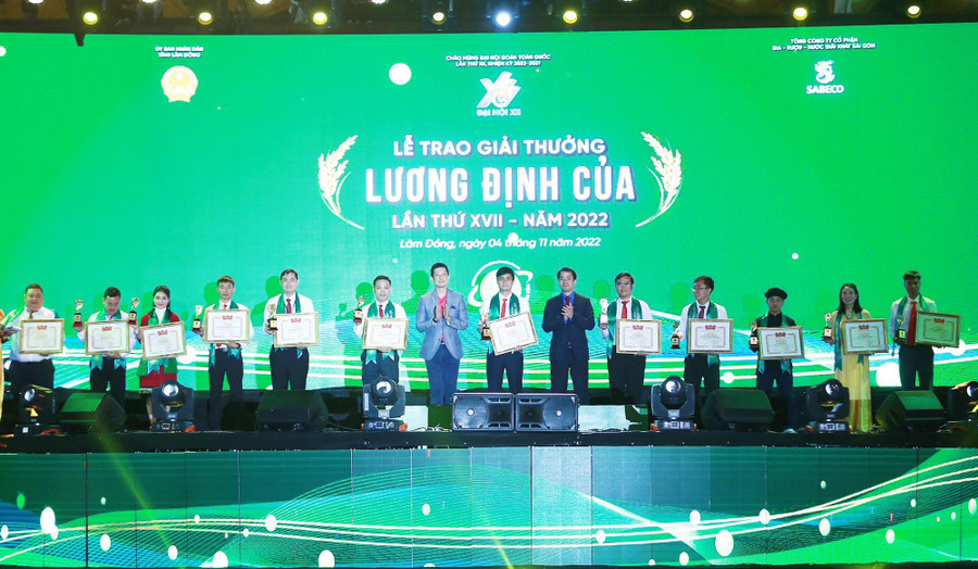 32 &apos;Nhà nông trẻ xuất sắc&apos; đã được vinh danh, bên cạnh đó, T.Ư Đoàn cũng trao giải cho các dự án xuất sắc tại cuộc thi &apos;Dự án khởi nghiệp thanh niên nông thôn&apos;.