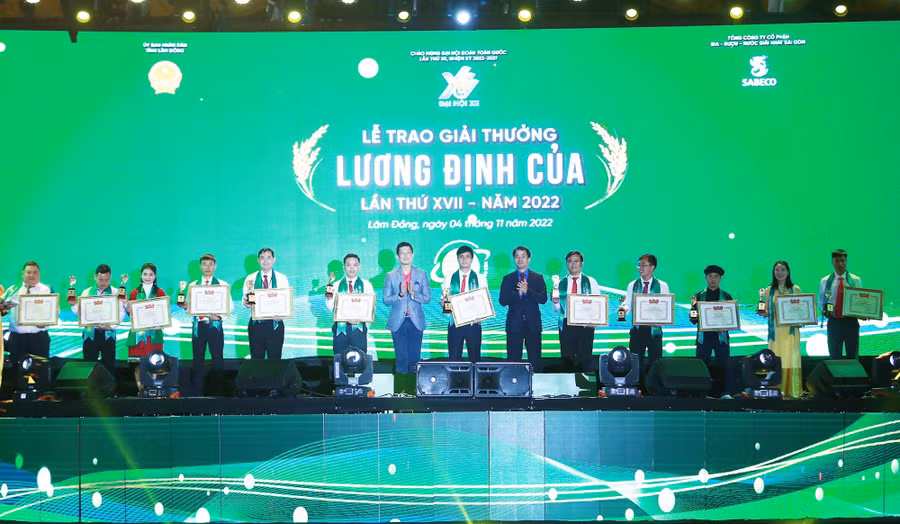 32 'Nhà nông trẻ xuất sắc' đã được vinh danh, bên cạnh đó, T.Ư Đoàn cũng trao giải cho các dự án xuất sắc tại cuộc thi 'Dự án khởi nghiệp thanh niên nông thôn'. 32 'Nhà nông trẻ xuất sắc' đã được vinh danh, bên cạnh đó, T.Ư Đoàn cũng trao giải cho các dự án xuất sắc tại cuộc thi 'Dự án khởi nghiệp thanh niên nông thôn'.