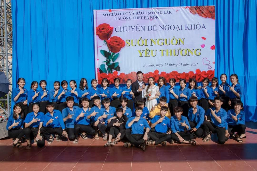 Cô Nguyễn Thị Hòa (mặc áo dài) trong một hoạt động ngoại khóa của Trường THPT Ea Rốk - Ảnh: TT. Cô Nguyễn Thị Hòa (mặc áo dài) trong một hoạt động ngoại khóa của Trường THPT Ea Rốk - Ảnh: TT.