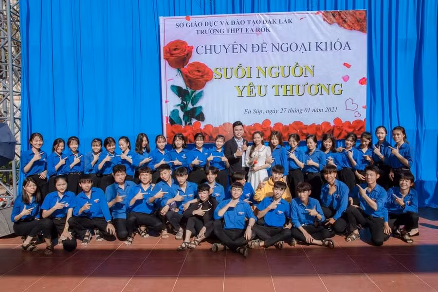 Cô Nguyễn Thị Hòa (mặc áo dài) trong một hoạt động ngoại khóa của Trường THPT Ea Rốk - Ảnh: TT.