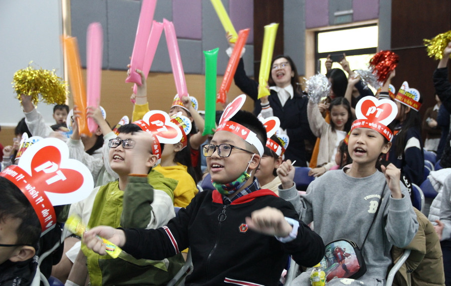 Khán giả cổ vũ nhiệt tình cho các đội.