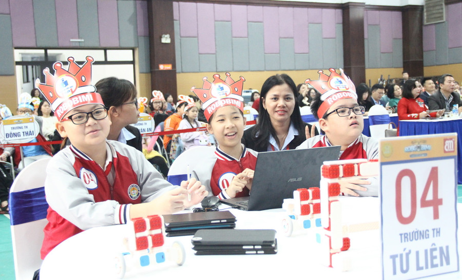 Cô - trò Trường tiểu học Tứ Liên (Hoàng Mai, Hà Nội). Cô - trò Trường tiểu học Tứ Liên (Hoàng Mai, Hà Nội).