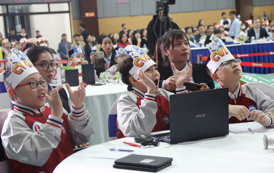 Phấn khích khi trả lời đúng các câu hỏi ở phần thi tranh tài kiến thức.