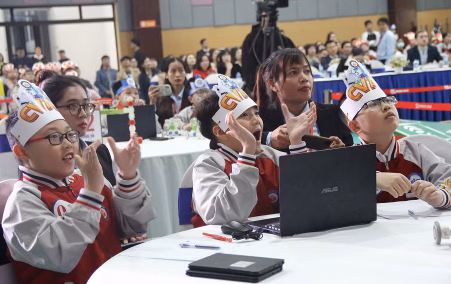 Phấn khích khi trả lời đúng các câu hỏi ở phần thi tranh tài kiến thức. Phấn khích khi trả lời đúng các câu hỏi ở phần thi tranh tài kiến thức.