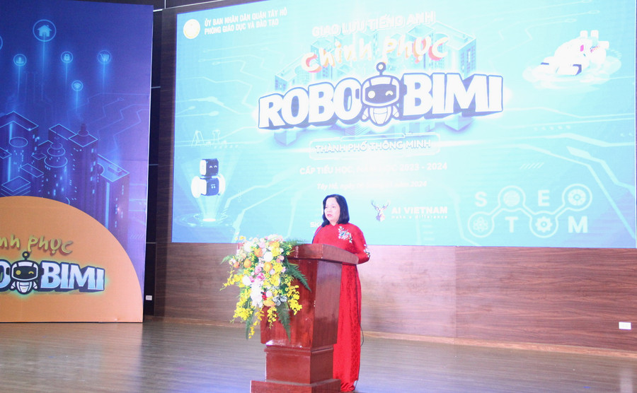 Bà Trần Thị Hương – Trưởng phòng GD&amp;ĐT Tây Hồ (Hà Nội) phát biểu tại Chương trình.