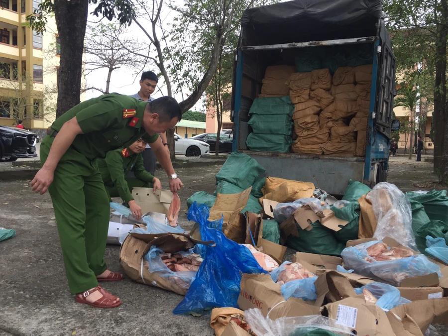 Toàn bộ sản phẩm động vật đều không có giấy chứng nhận kiểm dịch. (Ảnh: Công an Quảng Trị cung cấp). 