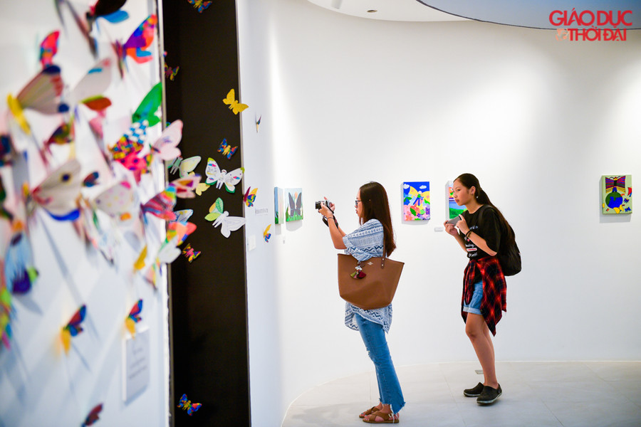 Được biết, dự án này đã được thực hiện trong suốt 10 năm qua, do nghệ sĩ Ahn Yun Mo và 5 nghệ sĩ khuyết tật khác thực hiện. Họ đi nhiều nơi, gặp gỡ trẻ em và mang về những sản phẩm tâm huyết của các bé.