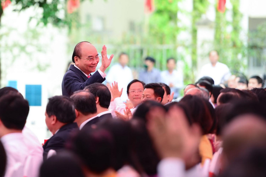 Chủ tịch nước thân mật chào thầy - trò Trường THPT chuyên Khoa học Tự nhiên. Chủ tịch nước thân mật chào thầy - trò Trường THPT chuyên Khoa học Tự nhiên.