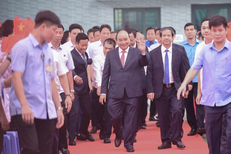 Chủ tịch nước Nguyễn Xuân Phúc, Bộ trưởng Bộ GD&ĐT Nguyễn Kim Sơn; Chủ nhiệm Văn phòng Chủ tịch nước Lê Khánh Hải, Phó Bí thư Thành ủy Hà Nội Nguyễn Văn Phong dự khai giảng năm học mới của Trường THPT chuyên Khoa học Tự nhiên. Chủ tịch nước Nguyễn Xuân Phúc, Bộ trưởng Bộ GD&ĐT Nguyễn Kim Sơn; Chủ nhiệm Văn phòng Chủ tịch nước Lê Khánh Hải, Phó Bí thư Thành ủy Hà Nội Nguyễn Văn Phong dự khai giảng năm học mới của Trường THPT chuyên Khoa học Tự nhiên.