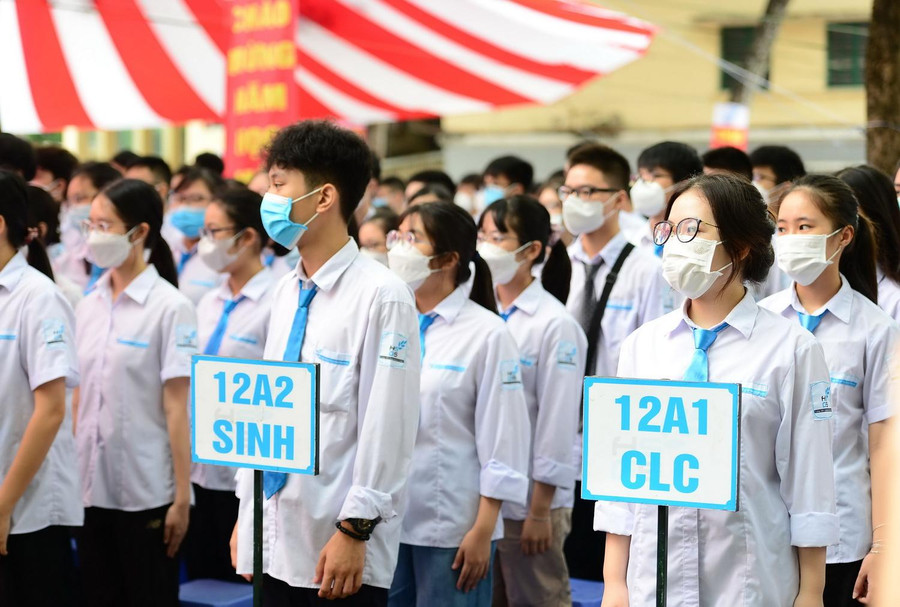 Học sinh Trường THPT chuyên KHTN trong ngày khai giảng năm học mới Học sinh Trường THPT chuyên KHTN trong ngày khai giảng năm học mới