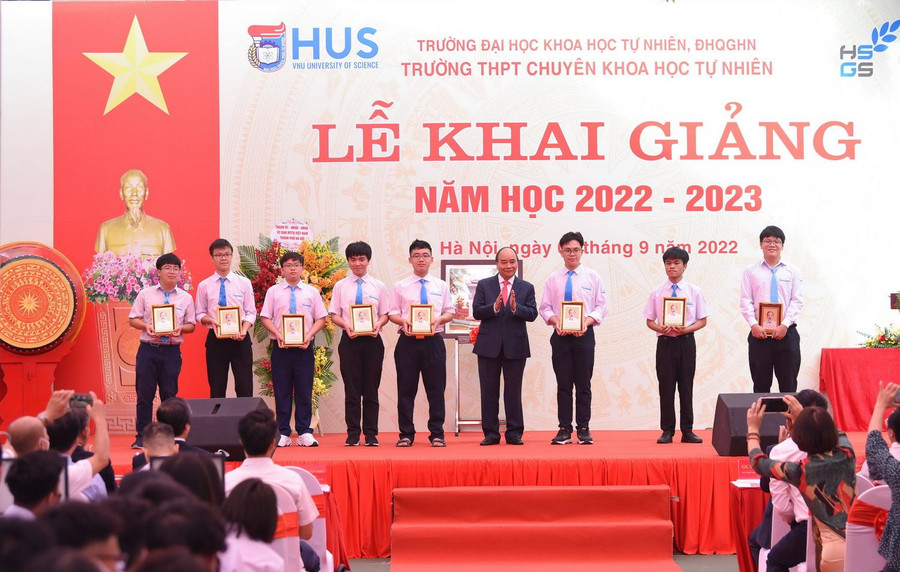 Nhân dịp này, Chủ tịch nước trao phần thưởng cho những học sinh xuất sắc của Trường THPT chuyên Khoa học Tự nhiên Nhân dịp này, Chủ tịch nước trao phần thưởng cho những học sinh xuất sắc của Trường THPT chuyên Khoa học Tự nhiên