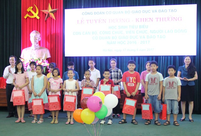 Bà Nguyễn Thị Bích Hợp - Phó Chủ tịch Công đoàn Giáo dục Việt Nam và ông Vũ Đình Giáp - Chủ tịch Công đoàn Cơ quan Bộ GD&ĐT tặng quà và trao thưởng cho các em học sinh đạt thành tích cao trong học tập Bà Nguyễn Thị Bích Hợp - Phó Chủ tịch Công đoàn Giáo dục Việt Nam và ông Vũ Đình Giáp - Chủ tịch Công đoàn Cơ quan Bộ GD&ĐT tặng quà và trao thưởng cho các em học sinh đạt thành tích cao trong học tập