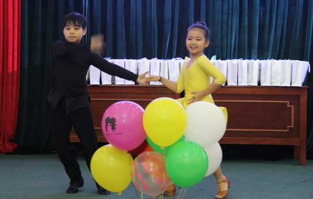 Các em tham gia giao lưu văn nghệ Các em tham gia giao lưu văn nghệ