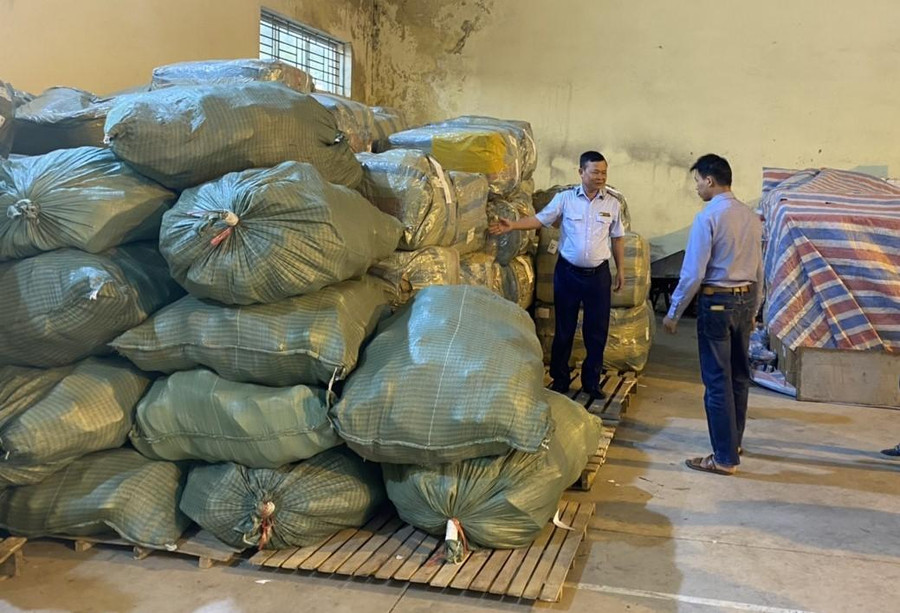 Số lượng giày giả mạo nhãn hiệu khổng lồ bị phát hiện. Số lượng giày giả mạo nhãn hiệu khổng lồ bị phát hiện.