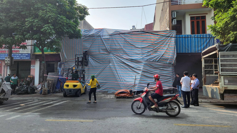 Cơ quan chức năng có mặt tại hiện trường vụ việc.