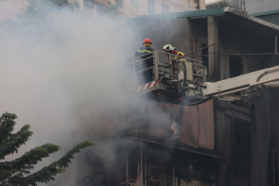 Đến 8h15 đám cháy được dập tắt hoàn toàn. Đến 8h15 đám cháy được dập tắt hoàn toàn.